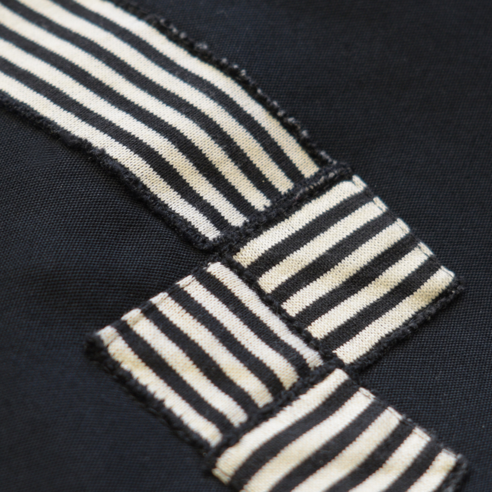 Detail Streifengitter-Kragen